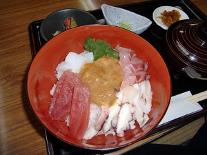 番屋の海鮮丼。シラヒゲウニ入り。