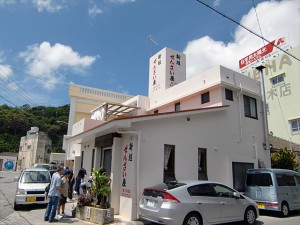 周りから浮き上がってる新築の新垣ぜんざい店