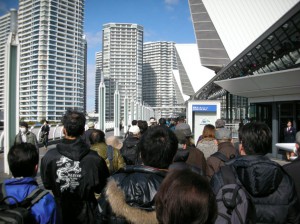 DSCN3986-s 外の入場行列(CP+では初めて!)