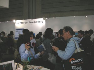 DSCN4006-2s 左側が齋藤絵里チャン(OLYMPUSブースにて)