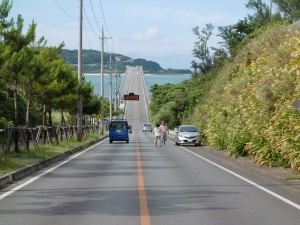 取付道路から古宇利大橋を見る