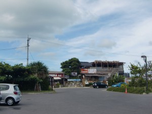 海水浴場の向かいのお店