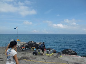 秋の浜も快晴ベタ凪。