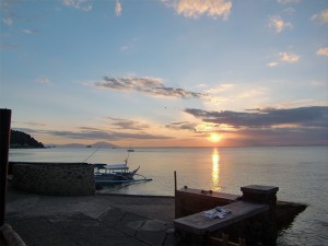 ダイビング用バンカーボートと夕日