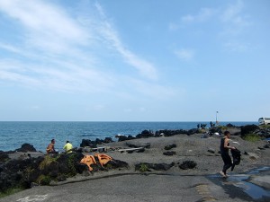 快晴の秋の浜