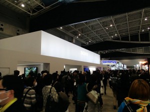 会場内風景2 業績不振をブッ飛ばせ！の意気込みか、非常に目立つ大きさのSONYブース