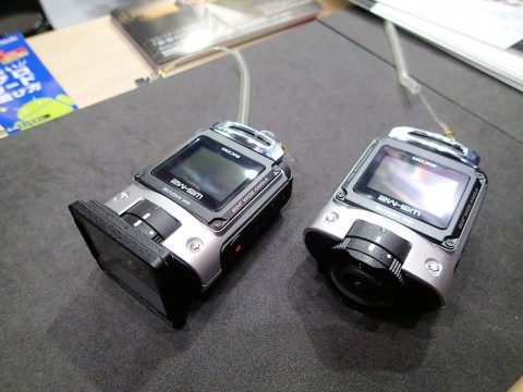 WG-M2：左側は水中レンズプロテクター装着状態